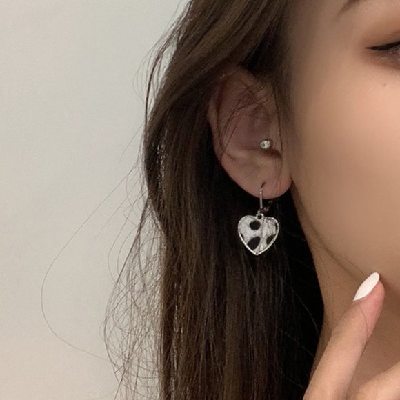 💕Last one Cow Print Hear Huggies Hoops Earrings - Picture 3 of 12